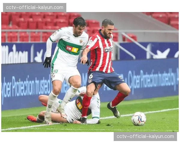 特写：终场哨响，38岁的赫拉德·莫雷诺被巴列卡诺小将们高高抛起